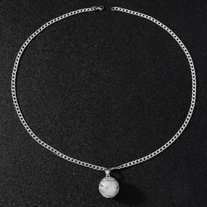 Collana da uomo con catena cubana argento e ciondolo basket 3D testurizzato su nero