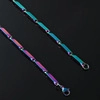 Collier géométrique en acier titane avec maillons vert et violet à finition métallique