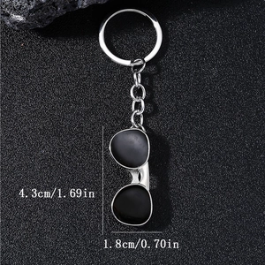 Portachiavi minimalista con ciondolo occhiali da sole neri e catena in metallo argento