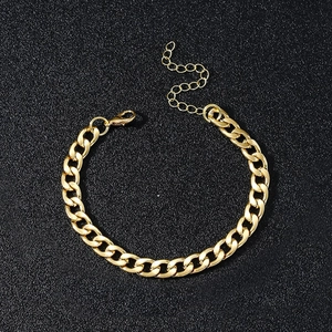 Gepolijste gouden schakelarmband voor heren en dames voorzien van een karabijnsluiting