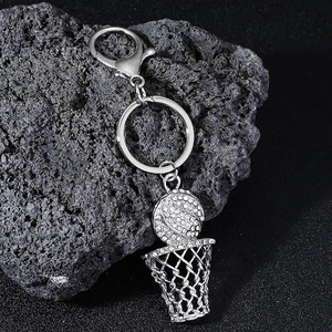 Porte-clés panier de basket créatif avec strass micro-pavi sur fond de roche volcanique