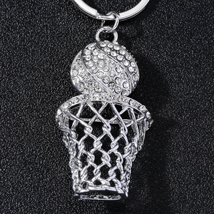 Détail du porte-clés panier de basket en argent avec zircons micro-pavés étincelants
