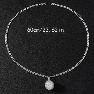 Collana con ciondolo a pallacanestro argento da 60cm con trama realistica su sfondo nero