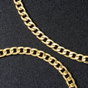 Macro-opname van gepolijste gouden Cubaanse schakelketting op zwarte achtergrond