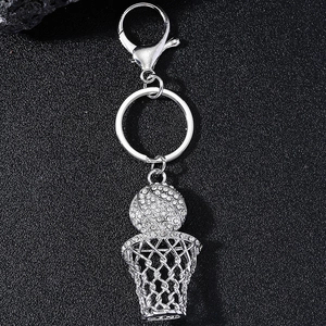 Vue détaillée du porte-clés panier de basket en argent avec zircons étincelants