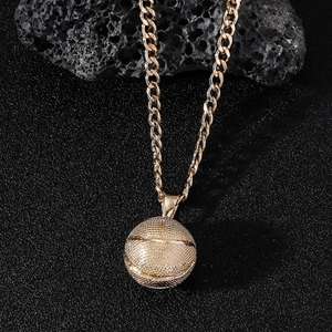 Collana con pendente basket 3D dorata con texture sportiva su sfondo nero elegante