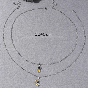 Détail de colliers pour couple astronaute avec pendentifs étoile lune et chaîne 50+5cm