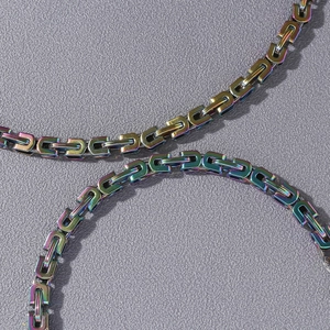 Chaîne byzantine arc-en-ciel en acier inoxydable avec finition dégradée colorée style hip hop