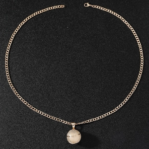 Dettaglio della collana con pendente basket 3D dorato e catena a maglia piatta