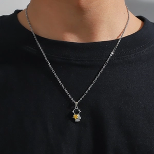 Collier avec pendentif astronaute argenté tenant une étoile jaune pour homme et femme