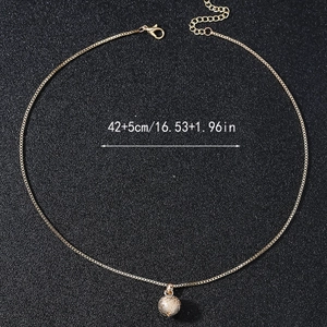 Dettaglio della collana con ciondolo basket dorato e misure della catena 42+5cm