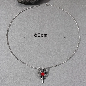 Detailansicht von Punk-Schwert-Anhänger mit Drachen, rotem Edelstein und 60cm Kette