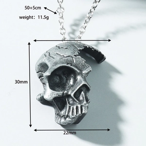Vue détaillée du pendentif crâne gothique avec finition vintage et textures d'os précises