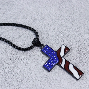Collana a croce hip hop nera con bandiera americana a goccia d'olio e catena box