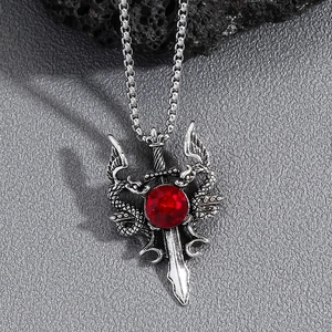Gothic Schwert-Halskette mit Doppellöwen-Motiv und rotem Edelstein auf Lederhintergrund