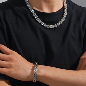 Ensemble collier et bracelet byzantins en acier inoxydable argenté porté par un homme