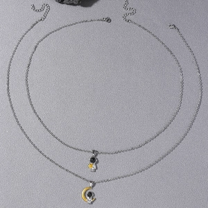 Coffret de colliers astronaute pour couple avec pendentifs étoile et lune en acier argenté