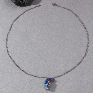 Collier gothique pour homme avec pendentif tête de mort irisé et finition métallique