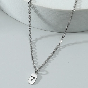 Collier Pendentif Chiffre 7 en Acier Inoxydable Minimaliste Style Hip Hop Plaque Carrée Évidée Bijoux Hommes Femmes