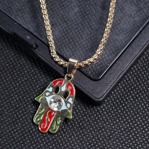 Pendentif Main de Fatma avec émail coloré et cristal sur une chaîne à billes dorée