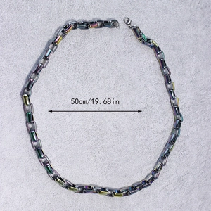 Vue macro d'un collier chaîne cubaine irisé de 50 cm avec fermoir mousqueton