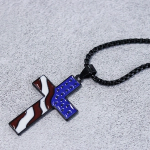 Pendente a croce hip hop nero con design bandiera americana su catena a scatola