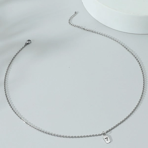 Collier minimaliste en acier inoxydable argenté avec pendentif carré numéro 7 sur gris