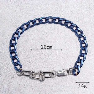 Dettaglio del bracciale a catena blu da 20 cm con chiusura a forma di U in stile industriale