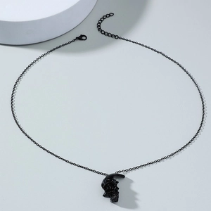 Détail du pendentif tête de mort gothique noir avec chaîne réglable et fermoir mousqueton