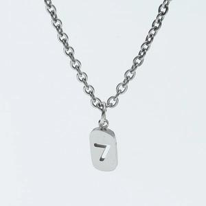 Collier minimaliste en acier inoxydable argenté avec pendentif rectangulaire chiffre 7 évidé