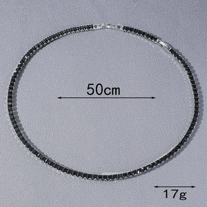 Chaîne tennis hip hop 50cm avec zircons noirs et base en métal argenté pesant 17g