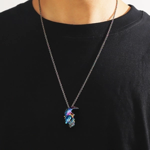 Collier punk gothique avec pendentif crâne arc-en-ciel sur t-shirt noir pour homme