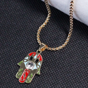 Collier main de Fatima avec émail rouge et vert et cristal sur chaîne dorée