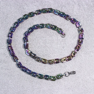 Chaînes à maillons cubains en acier inoxydable arc-en-ciel sur fond gris mat