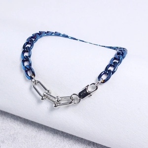 Bracciale hip hop uomo con catena cubana blu e chiusura a ferro di cavallo argento