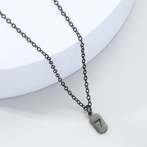 Détail du pendentif rectangulaire noir mat avec le chiffre 7 sur une fine chaîne