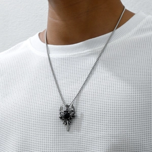 Detail der Drachen-Schwert-Halskette mit schwarzem Edelstein und silberner Box-Kette