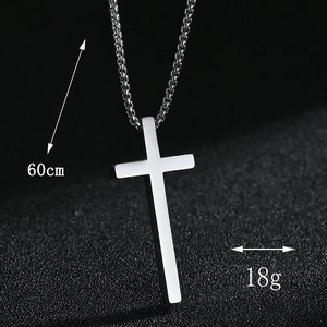 Dettaglio del ciondolo a croce argento con catena da 60cm e specifica del peso di 18g