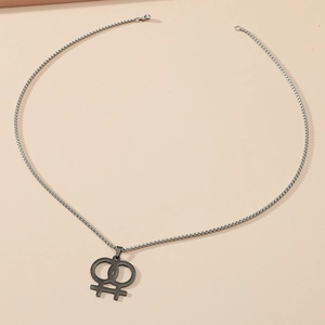 Collier en acier inoxydable avec pendentif double symbole féminin noir mat sur chaîne argent