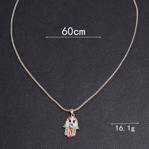 Pendentif Hamsa détaillé avec émail coloré et cristal sur chaîne dorée de 60 cm