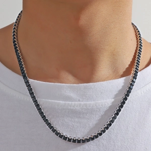 Collier tennis hip hop avec zircons noirs carrés sertis en argent porté au cou