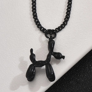 Collier avec pendentif chien ballon noir poli pour homme et femme sur un fond minimaliste