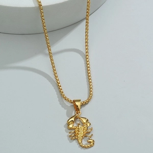Detailansicht des 3D-Skorpion-Anhängers in Gold-Optik mit klassischer Box-Kette