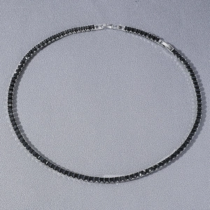 Collier tennis hip hop avec zircons noirs à coupe carrée sur une monture argentée chic
