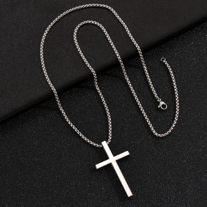 Collana con pendente a croce in acciaio lucido argento con catena box su sfondo nero