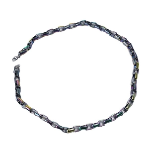 Collier à maillons rectangulaires dégradés arc-en-ciel avec fini métallique irisé