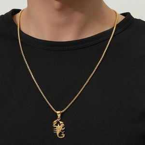 Detailaufnahme einer Herren-Skorpion-Halskette in Gold, getragen auf schwarzem T-Shirt