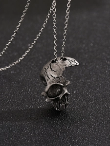 Makroaufnahme des Gothic-Totenkopfanhängers mit Vintage-Finish und antiken Rissen