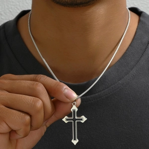 Herren Kreuzkette aus Titanstahl mit schwarzem Emaille-Inlay auf silbernem Anhänger