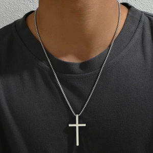 Collana con ciondolo a croce d'argento minimalista con finitura lucida su sfondo nero
